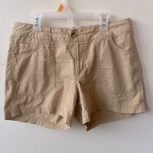 Women’s Columbia Hiking Cargo Shorts US Size 6 Gently Used Khaki Colored